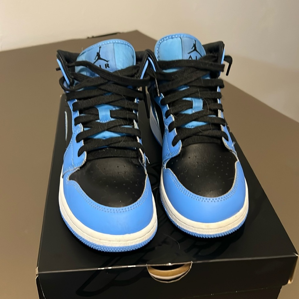 Jordan 1 SE Mid University Blue and Black